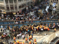 Cel putin 15 oameni au murit, iar 60 au fost raniti, dupa ce un pod aflat in construtie s-a prabusit peste o sosea aglomerata din India - FOTO
