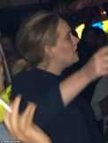 Adele a izbucnit in lacrimi langa Grenfell Tower, distrus de incendiu. Cantareata a oferit sprijin victimelor incendiului