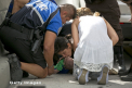 Un fotograf a surprins momentele dramatice in care viata unui bebelus este salvata de trecatori, la marginea unei autostrazi