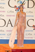 A lasat intreaga sala fara respiratie. Rihanna a imbracat o rochie transparenta la Gala premiilor designerilor de moda. FOTO