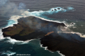 Alerta de tsunami in Japonia. Lava unei insule vulcanice, aflata in eruptie, ar putea provoca o tragedie. FOTO