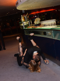 Cel mai penibil moment pe covorul rosu. Ametita de alcool, a cazut de pe tocuri si a aterizat in bratele unui faimos designer