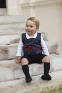 Printul George, fotografiat in curtea Palatului Kensington. Imaginile care au fermecat presa britanica