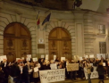 Sute de romani s-au strans aseara in strada in Paris si Londra pentru a protesta - FOTO