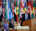 Trump: "Este o lupta intre criminali barbari si oameni decenti de toate religiile". Mesajul transmis liderilor arabi