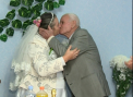 Nunta de Aur la pentru doi batrani din Rusestii Noi, chiar de Hramul orasului: Au imbracat din nou costumul de mire si rochia de mireasa - VIDEO