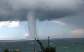 VIDEO. Imagini de cosmar filmate in Australia. Un urias vartej de apa se indrepta spre tarm