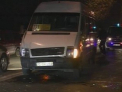 Microbuz de pe ruta 121, lovit de o Skoda pe strada Ion Creanga! O femeie a ajuns la spital