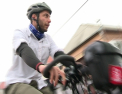 A pornit in jurul lumii pe bicicleta, iar acum traverseaza Moldova! Ce face cand i se termina apa