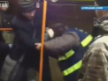 Scene de groaza in troleibuz! O taxatoare este batuta cu pumnii de un barbat. VIDEO