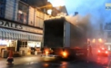 VIDEO.Momentul in care un barbat isi risca viata pentru a muta intr-un loc sigur un camion care arde