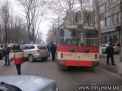 Accident ciudat in centrul capitalei. O masina FARA sofer a lovit un troleibuz 