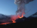Spectacol incandescent in Kamceatka! Zeci de turisti au venit sa vada eruptia fabuloasa a unui vulcan