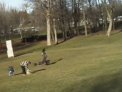 O zi in parc, la un pas sa se transforme intr-o tragedie. Copil, luat pe sus de un vultur. VIDEO