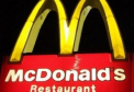 Scene scandaloase surprinse intr-un McDonald\'s. Ce a facut un angajat cu un sandvis