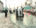 Un microbuz s-a RASTURNAT in centrul capitalei dupa ce a fost lovit de un taxi