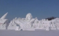 Zeci de oameni lucreaza de zor pentru a crea cea mai mare sculptura in gheata din lume