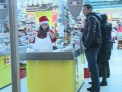 Toti la cumparaturi! Supermarkete luate cu asalt, randuri la case si strazi pline de masini