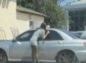 Surpriza pentu o tanara rusoaica. Ce a patit dupa ce si-a aranjat lenjeria langa geamul unei masini. VIDEO