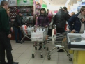 Alcoolul, fructele si dulciurile, cele mai cautate! Supermarketuri pline de oameni in ultima zi din an