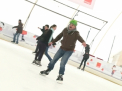 Gheorghe Topa s-a dat in spectacol la patinoar. Interpretul a cazut pe gheata - VIDEO