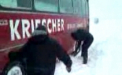 Zapada le-a dat planurile peste cap! Cum incearca pasagerii unui autobuz sa deszapezeasca vehiculul