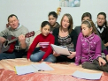 Luati in vacanta de baptisti. De sarbatori, copiii de la scoala internat din Straseni au uitat ca sunt orfani