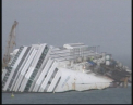 Un an de la naufragiul Costa Concordia. Rudele victimelor au mers la locul tragediei si au depus flori