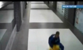 VIDEO - Tanar din belarus, retinut pentru ca a furat o ...masinuta pentru copii din supermarket: "Eram beat"