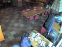 Uite-l cum fura! Vezi momentul in care un tanar sustrage un portomoneu intr-o pizzerie.VIDEO