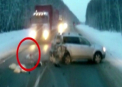 Tatal fetitei care a fost aruncata din masina, in urma unui accident, va fi amendat! Vezi de ce