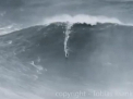 Un surfer stabileste noul record mondial: a invins un val inalt de 30 de metri. VIDEO