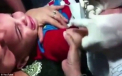 Momentul terifiant in care o mama isi tine copilul de 3 ani pentru a-i fi facut un tatuaj. VIDEO