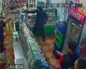 Intra in magazine si ameninta vanzatoarele cu un pistol. Tanarul care a tras in politisti, cercetat pentru talharie