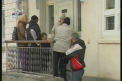 Daca aveti haine mai vechi si nu le folositi, le puteti dona persoanelor fara adapost
