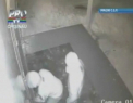 Au furat bani si cateva pachete de tigari. Doi hoti, surprinsi de o camera de supraveghere