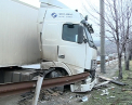 La un pas de tragedie! Un TIR, cat pe ce sa ajunga intr-o prapastie pe strada Bucovinei. VIDEO