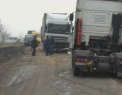 Cabina unui camion incarcat cu tevi s-a rasturnat in apropierea orasului Causeni. VIDEO