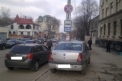 Atrasi de semnul "Oprire interzisa". Doi soferi si-au parcat automobilele dupa placul lor