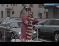 Si-au scos un pat in strada, savurand sampanie si fructe! Cum se marcheaza Ziua Indragostitilor in intreaga lume