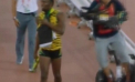 VIDEO - Usain Bolt si-a demonstrat inca odata superioritatea: Dupa proba de 100 de metri, jamaicanul a devenit campion mondial si pe distanta de 200 de metri. Ce i-a facut un cameraman dupa cursa