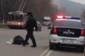 Lovit de masina si lasat in mijlocul drumului? Ce au facut politistii imediat ce au vazut asta. VIDEO