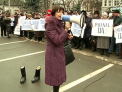 Detinatorii de patente au facut din nou spectacol in fata Parlamentului! Au venit cu o pereche de... galosi