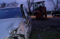Un tractor a ramas fara roti dupa ce a lovit un Mercedes! Martori: Soferul era BEAT la volan