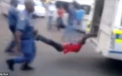 VIDEO SOCANT. Un taximetrist, linsat de politisti pentru ca a parcat ilegal in Africa de Sud