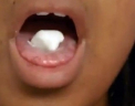 Femeia care mananca 15 deodorante stick pe luna. "Ma doare stomacul, dar nu ma pot opri"