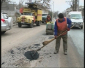 Drumarii au iesit din nou sa astupe gropile! Cei mai multi soferi, nemultumiti! Vezi cum se circula