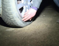Au ramas fara roti la masini dupa ce au intrat intr-o groapa uriasa pe traseul Orhei-Chisinau. VIDEO