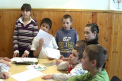 Uitati de mame de Ziua Mamei. Drama copiilor care fac felicitari, insa nu au cui sa le daruiasca