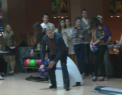 Mihai Ghimpu din nou inconjurat de fete. Vezi cum s-a distrat liberalul la bowling